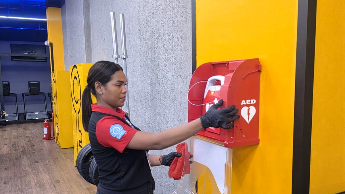 Limpieza de puntos de contacto y superficies de seguridad en un gimnasio