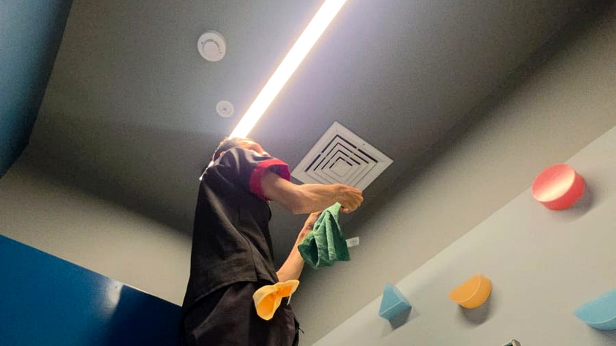 Limpieza en altura y de detalles difíciles de alcanzar en un local comercial por Colimpia