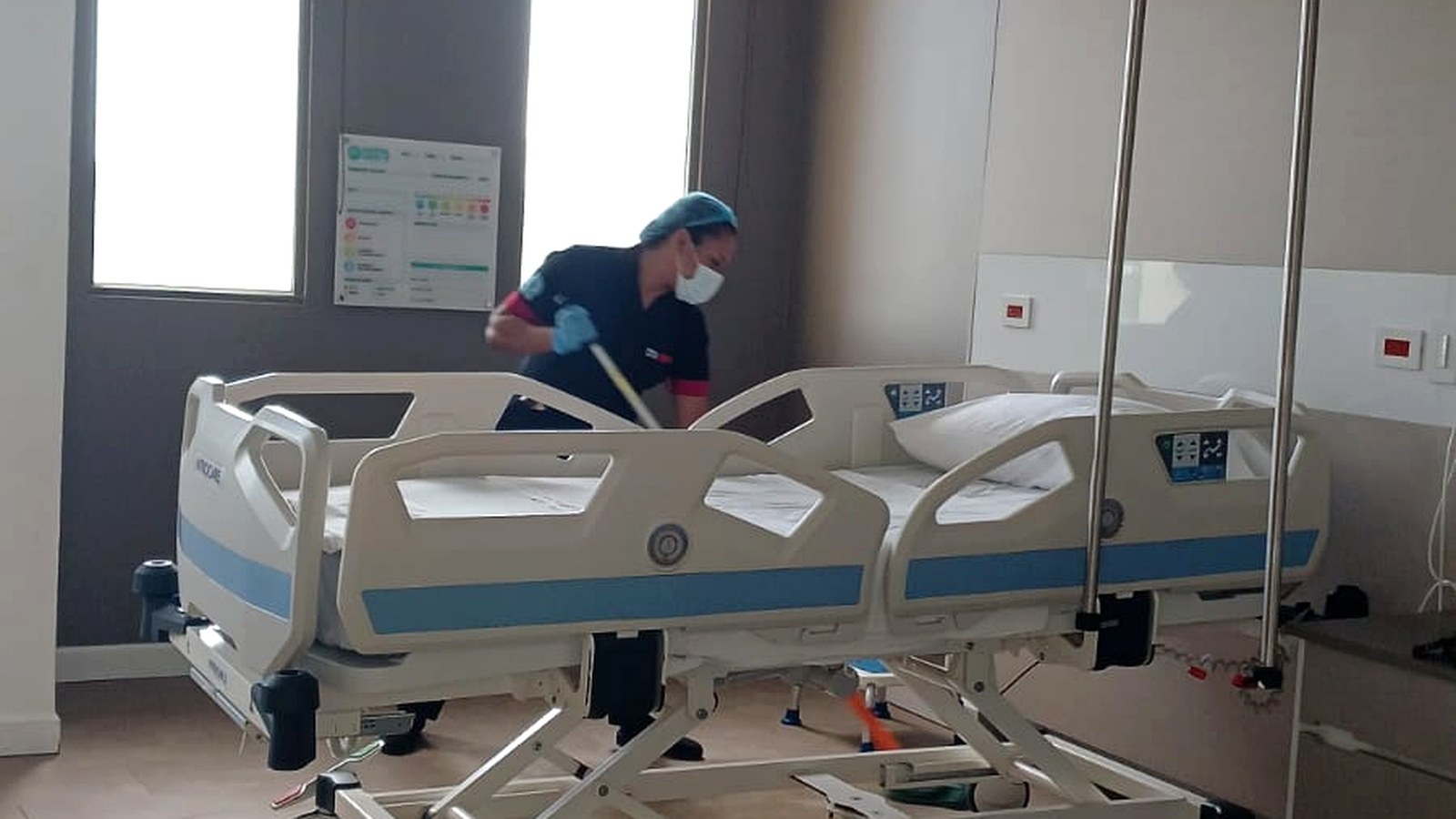 Limpieza de una habitación de paciente en una clínica por Colimpia