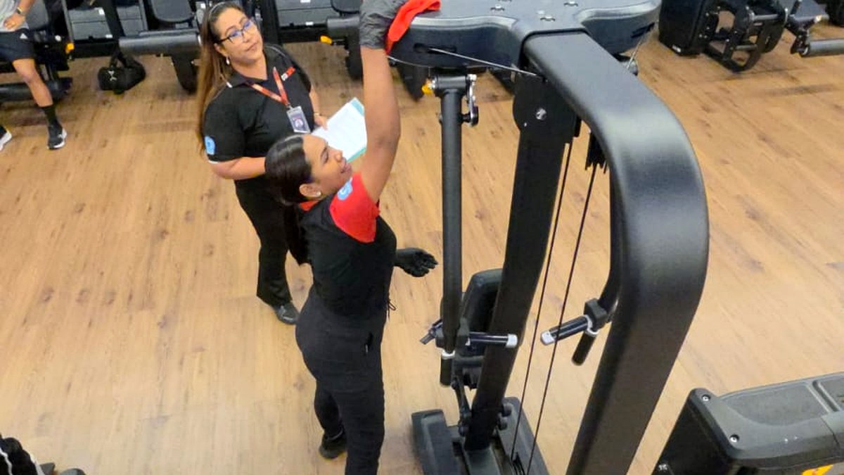 Supervisión del detalle en la limpieza de equipos de un gimnasio por Colimpia