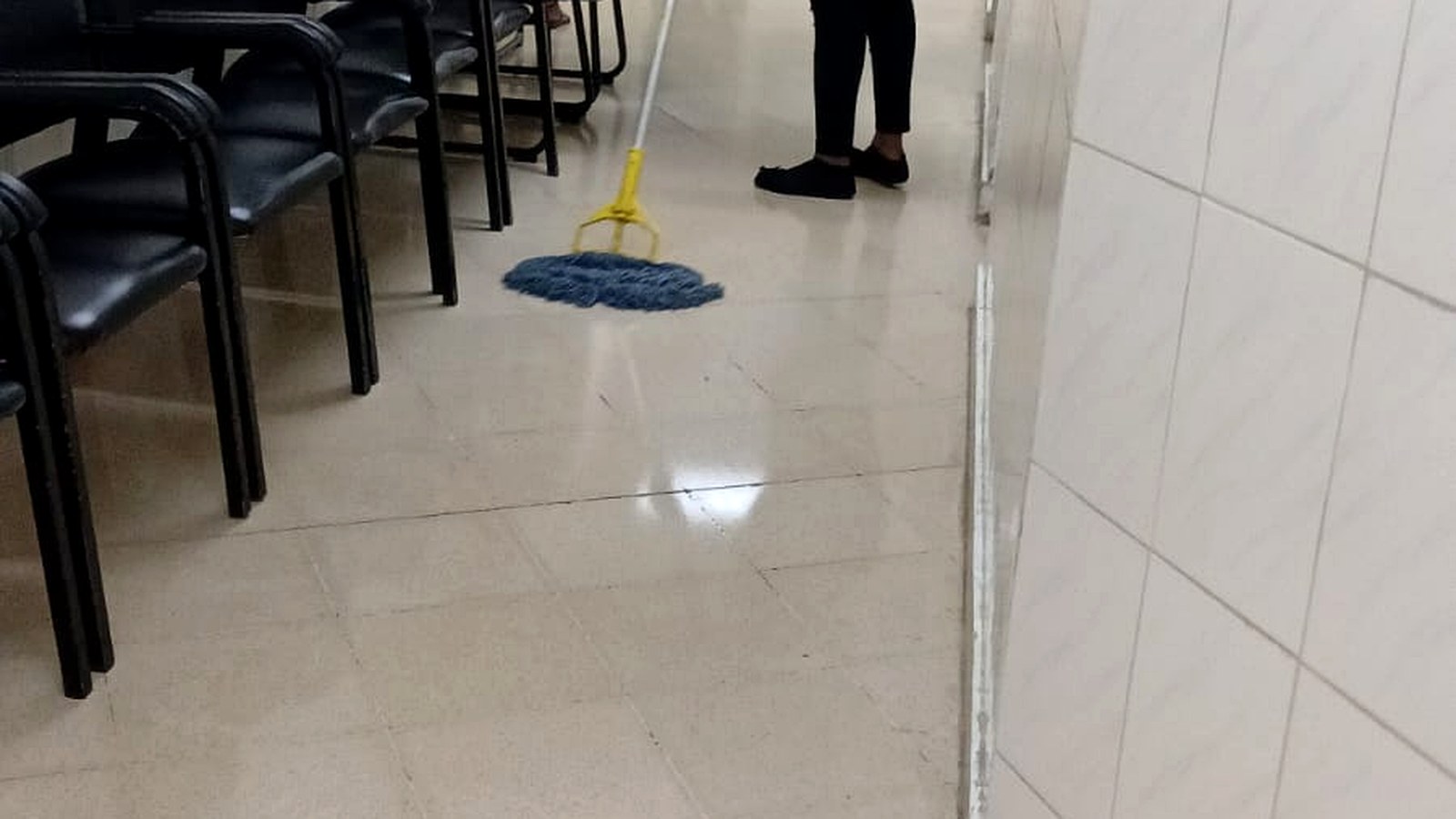 Limpieza de un pasillo de clínica por personal de Colimpia