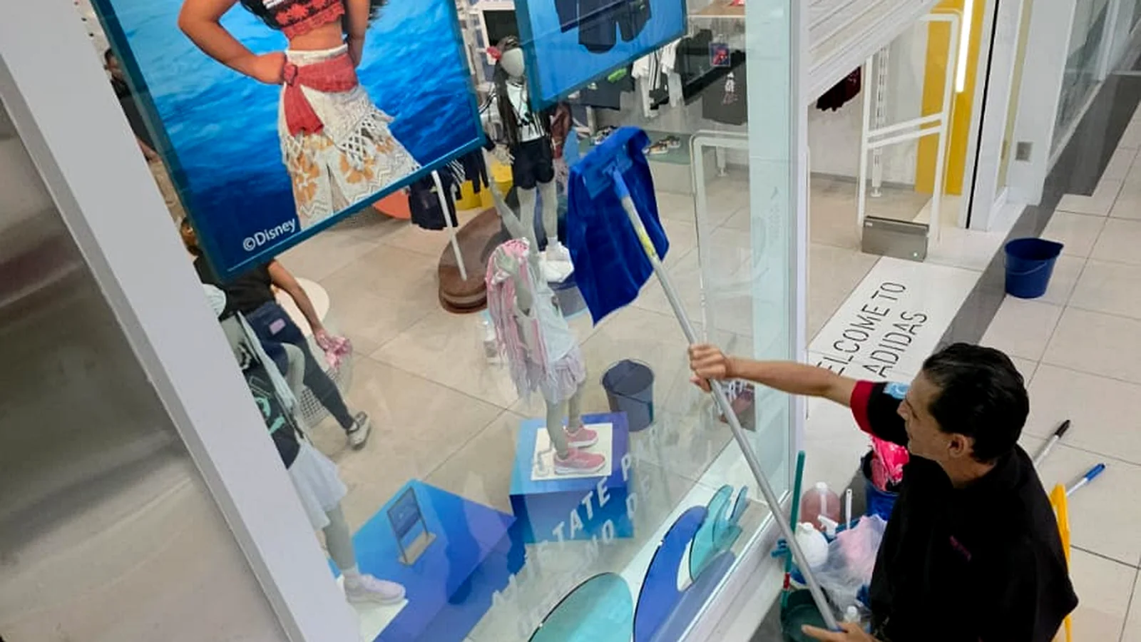 Equipo de Colimpia realizando limpieza profunda en una tienda