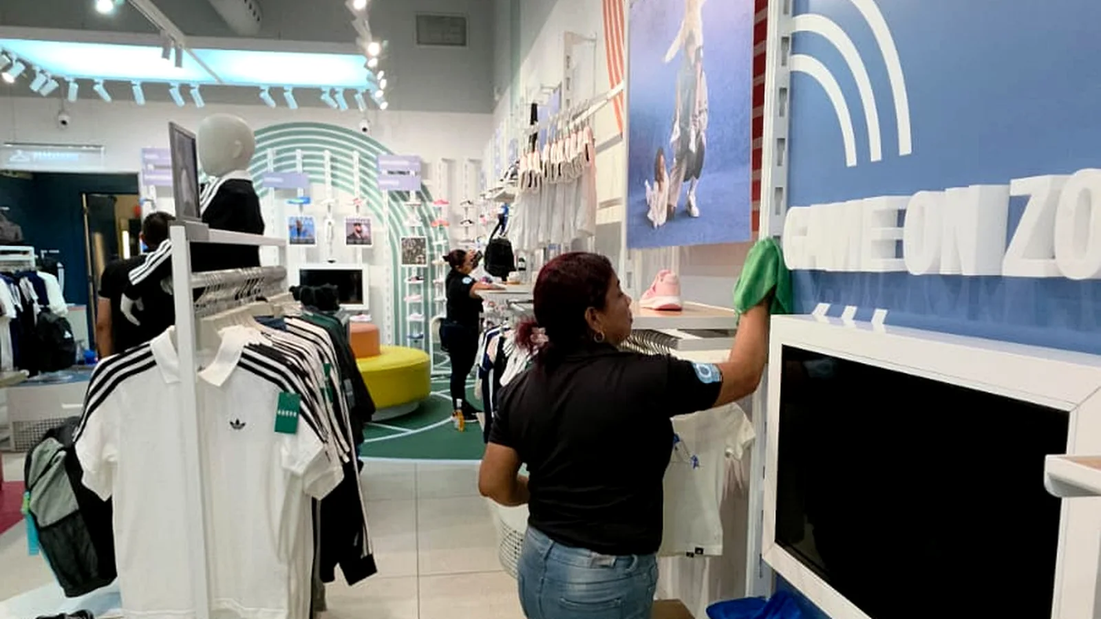 Limpieza profunda de vidrios y fachada interna de un local comercial por Colimpia